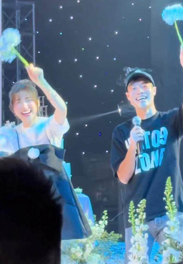Hòa Minzy, Văn Toàn song ca trong đám cưới Quang Hải.