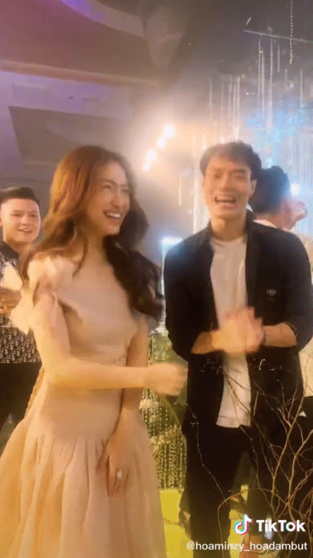 Hòa Minzy đăng clip quẩy tưng bừng cùng Văn Toàn trong đám cưới Hà Đức Chinh.