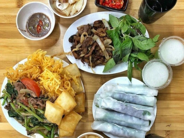Phở cuốn được làm từ bánh phở trắng dai, thịt bò xào, rau thơm và các loại gia vị khác. Bánh phở được tráng mỏng, dai mềm, cuộn với thịt bò xào chín tới, thêm chút rau thơm và chấm với nước chấm chua ngọt. Nước chấm được pha chế theo công thức đặc biệt của phở cuốn Hương Mai, tạo nên hương vị độc đáo và khó quên.
