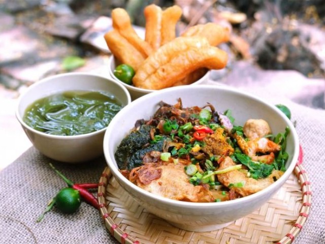 Điểm nhấn của món ăn chính là ở phần nước dùng. Nước dùng được ninh từ cua đồng, mang vị ngọt thanh và béo ngậy đặc trưng. Kết hợp cùng với đó là các nguyên liệu đa dạng như tôm, chả lá lốt, bề bề, thịt xào, nem cua bể Hải Phòng... tạo nên một tổng thể hài hòa và đầy đủ dinh dưỡng.