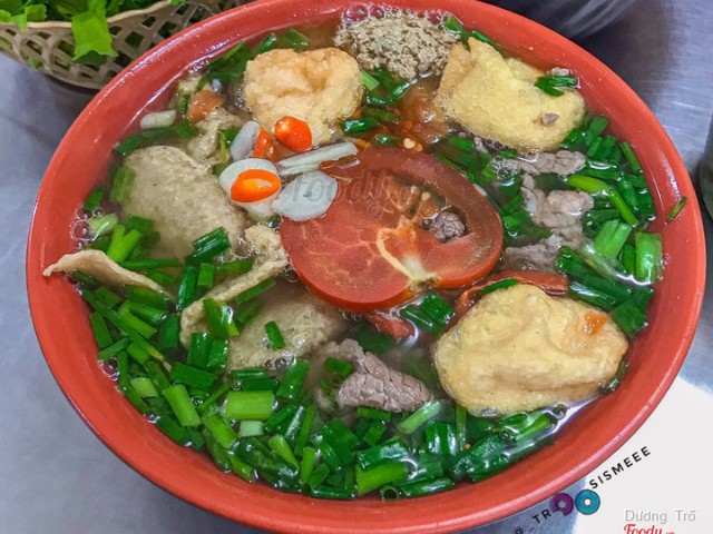 Nước dùng của bún riêu Hoàng Kỳ là điểm nhấn níu chân thực khách. Vị thanh thanh chua dịu nhẹ từ dấm bỗng và cà chua hòa quyện cùng vị ngọt béo của nước xương ninh và cua tạo nên một tổng thể hài hòa. Thêm vào đó, thực khách còn cảm nhận được sự đa dạng trong topping với thịt bò, chả cá, giò, đậu,... Tất cả quyện vào nhau tạo nên một tô bún riêu đầy đặn, thơm ngon và đầy đủ dinh dưỡng.