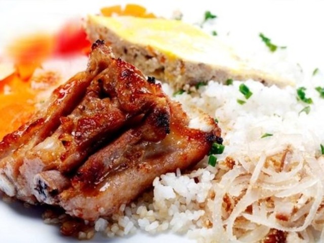 Menu của cơm tấm Út Thắng vô cùng đa dạng, đáp ứng mọi sở thích của thực khách. Cơm tấm được tẩm ướp gia vị đậm đà, thơm ngon, kết hợp cùng sườn nướng cháy cạnh, tôm rim đậm đà hay mắm chưng béo ngậy.