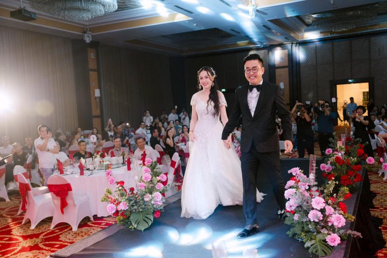 Hương Baby diện váy cưới lộng lẫy trong lễ kỷ niệm 10 năm bên nhau với ca sĩ Tuấn Hưng. Cô nhận được nhiều lời chúc phúc và khen ngợi nhan sắc ngày càng thăng hạng. 