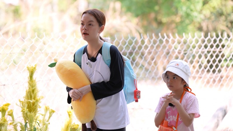 Do đây là trải nghiệm đầu tiên nên cả hai mẹ con đã gặp không ít tình huống được xem đáng nhớ nhưng có phần khó nói. 