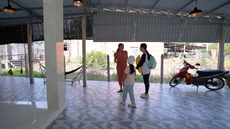 Tại đây cả 2 mẹ con phải “ăn nhờ, ở đậu” 2 ngày 1 đêm và đối diện với những thử thách chưa từng làm trong đời như việc ăn, ngủ nhà người lạ, vào chuồng bò để vắt sữa, chăn dê,...