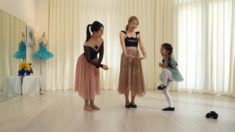 Chứng kiến tình cảnh này, Emily cho biết bị khó xử và cảm thấy “ái ngại trước cô giáo”. Tuy nhiên sau đó, cô liên tục xoa dịu Bảo Uyên và cuối cùng cũng thuyết phục được con gái chấp nhận biểu diễn trên sân khấu cùng mẹ.