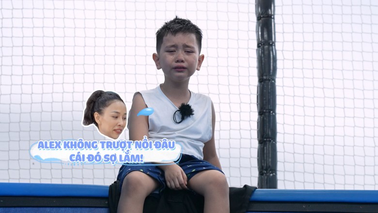 Thấy con trai không dễ thuyết phục, Thảo Trang sau đó đành chạy lên cầu trượt an ủi và chấp nhận thất bại trong thử thách này của chương trình.