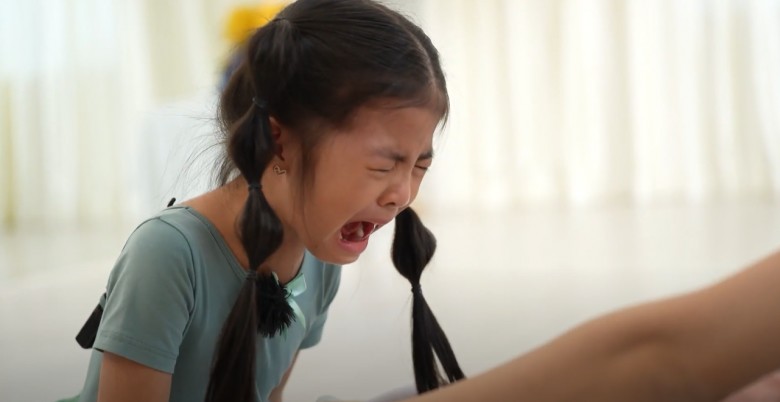 Lần này, khi được mẹ ngỏ ý một mình biểu diễn những bài múa được cô giáo hướng dẫn, Bảo Uyên đã phản đối kịch liệt, thậm chí khóc nấc vì cô bé thấy trong phòng tập có nhiều người lạ, nhiều camera đang quan sát mình.