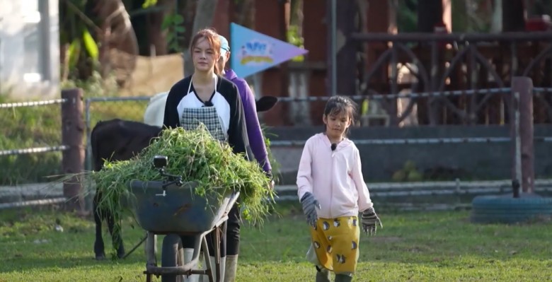 Mẹ con Phạm Quỳnh Anh phải sống nhờ nhà người lạ, vất vả đi vắt sữa bò, chăn dê - 9
