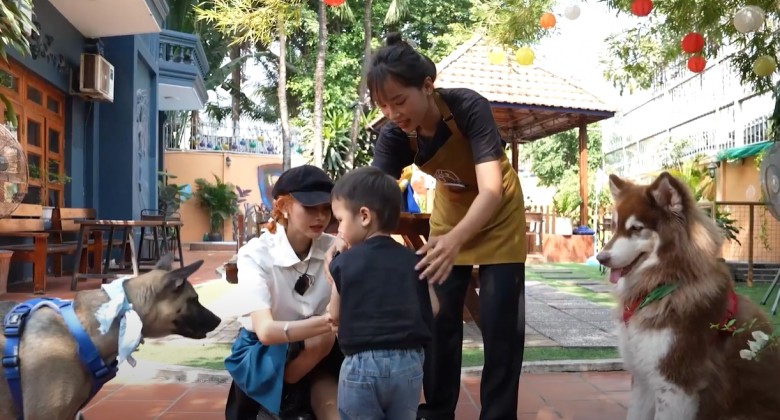 Mặc dù theo Lâm Minh tiết lộ, con trai khá sợ chó, nhưng dường như trong thử thách lần này không quá làm Vĩnh Hy sợ hãi và vượt qua một cách dễ dàng, thậm chí đôi lúc khiến “ông con” này buồn ngủ.