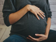 Bà bầu - Mẹ 52 tuổi đòi sinh thêm con sau khi tái hôn nhưng bị con gái kiên quyết phản đối
