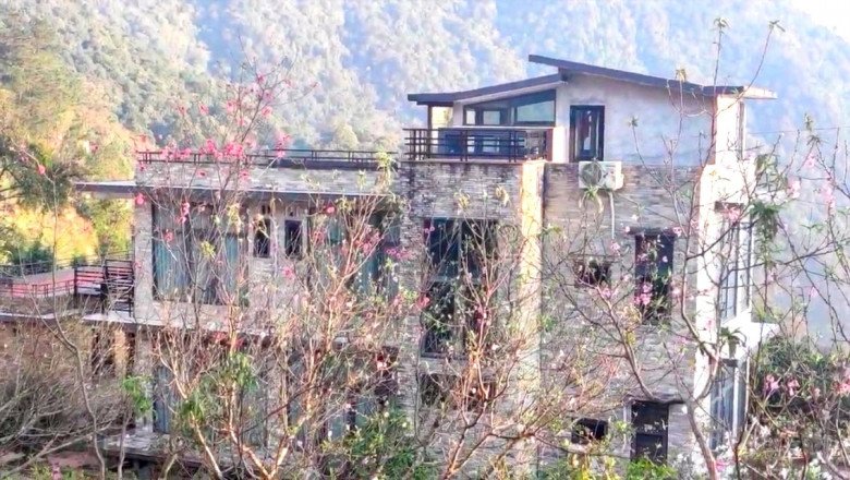 Ngôi nhà giữa khung cảnh rừng núi lãng mạn, được bao quanh bởi hoa đào. Điều đặc biệt, cơ ngơi do chính bố Hoàng Thùy Linh thiết kế.