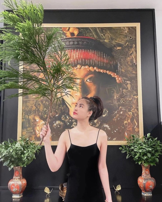 Cô còn trưng nhiều cây xanh trong nhà, giúp không gian trở nên đầy sinh khí. Trên tường, cựu diễn viên Nhật ký vàng Anh treo ảnh cá nhân ấn tượng hay những bức tranh nghệ thuật.