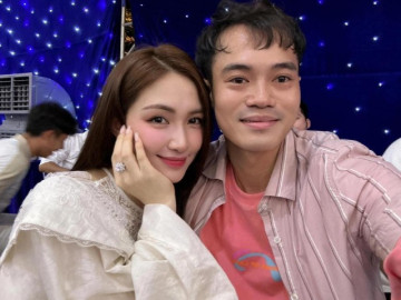 Hòa Minzy cùng Văn Toàn thành cặp đôi chuyên hát đám cưới, gây sốt ở tiệc cưới Quang Hải