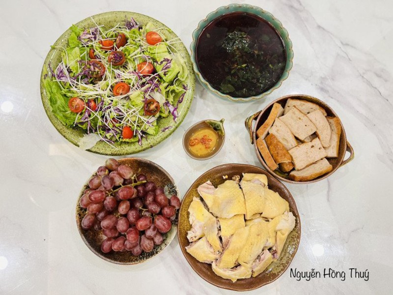 Gà luộc, chả mỡ, salad, canh rau dền. (Ảnh: Nguyễn Hồng Thúy)
