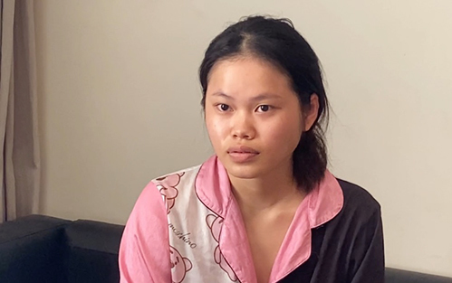 Phạm Huỳnh Nhật Vi tại cơ quan điều tra. Ảnh: Công an cung cấp