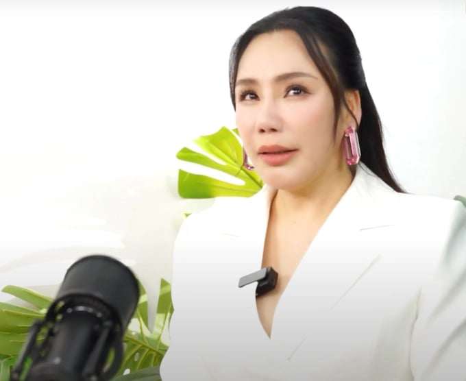 Hồ Quỳnh Hương thừa nhận nhan sắc bị tàn phá do sử dụng kem trộn trong cuộc phỏng vấn mới đây khiến cô phải chịu nhiều đau đớn. Thậm chí có thời điểm cô nàng chỉ muốn đeo mặt nạ ra đường vì xấu hổ vì nhan sắc của bản thân. 