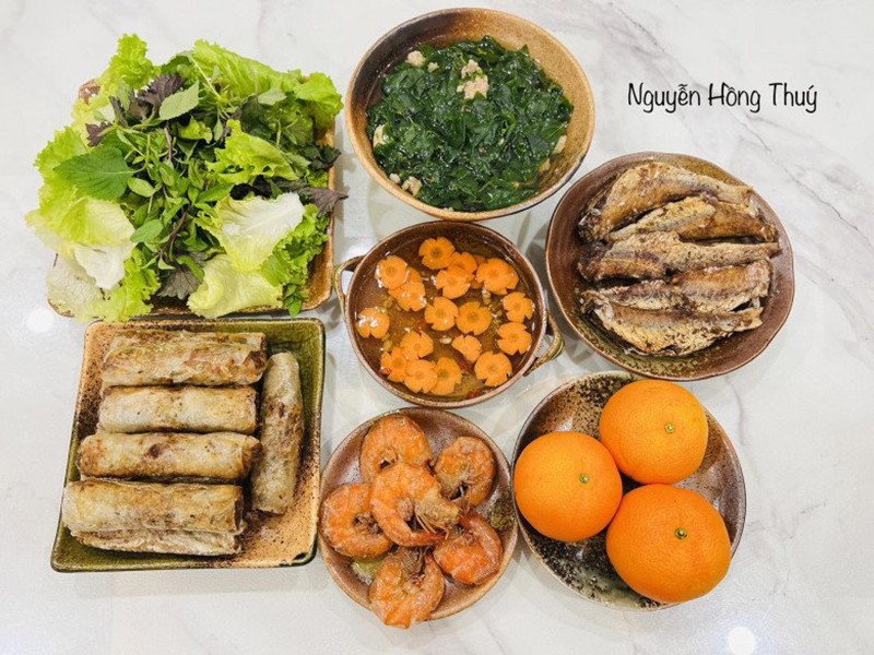 Cá rán, nem rán, tôm rang, canh rau ngót (Ảnh: Nguyễn Hồng Thúy)
