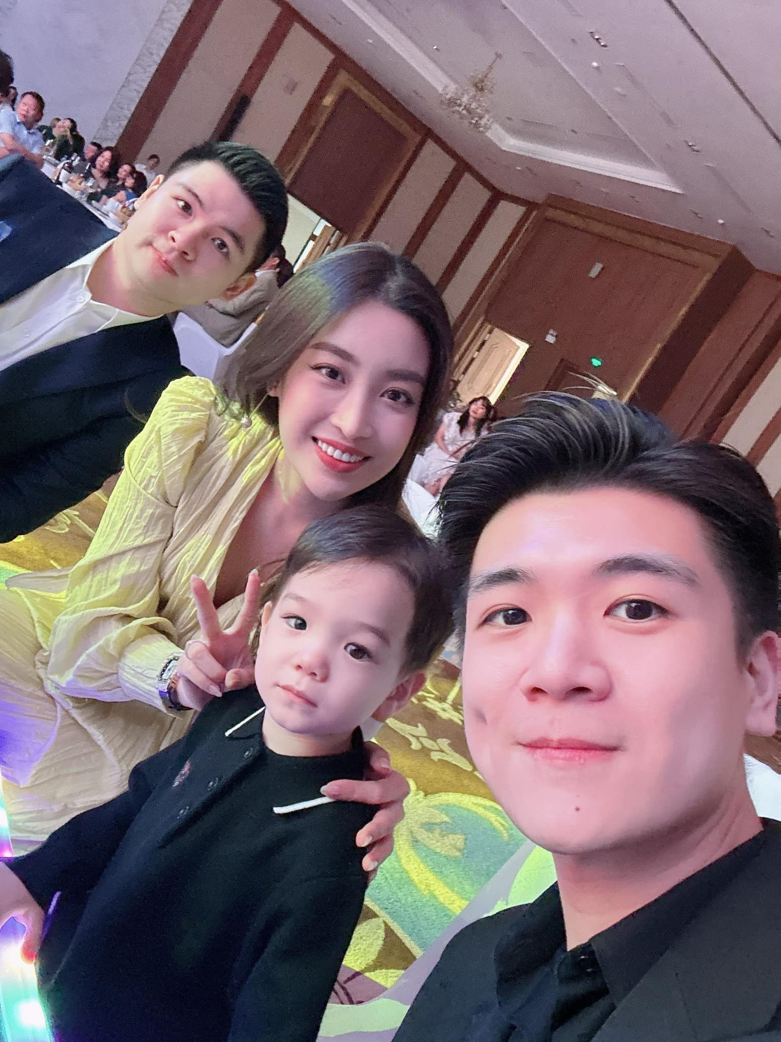 Vợ chồng Hoa hậu Đỗ Mỹ Linh bên thiếu gia Đỗ Quang Vinh và con trai - bé Gấu.