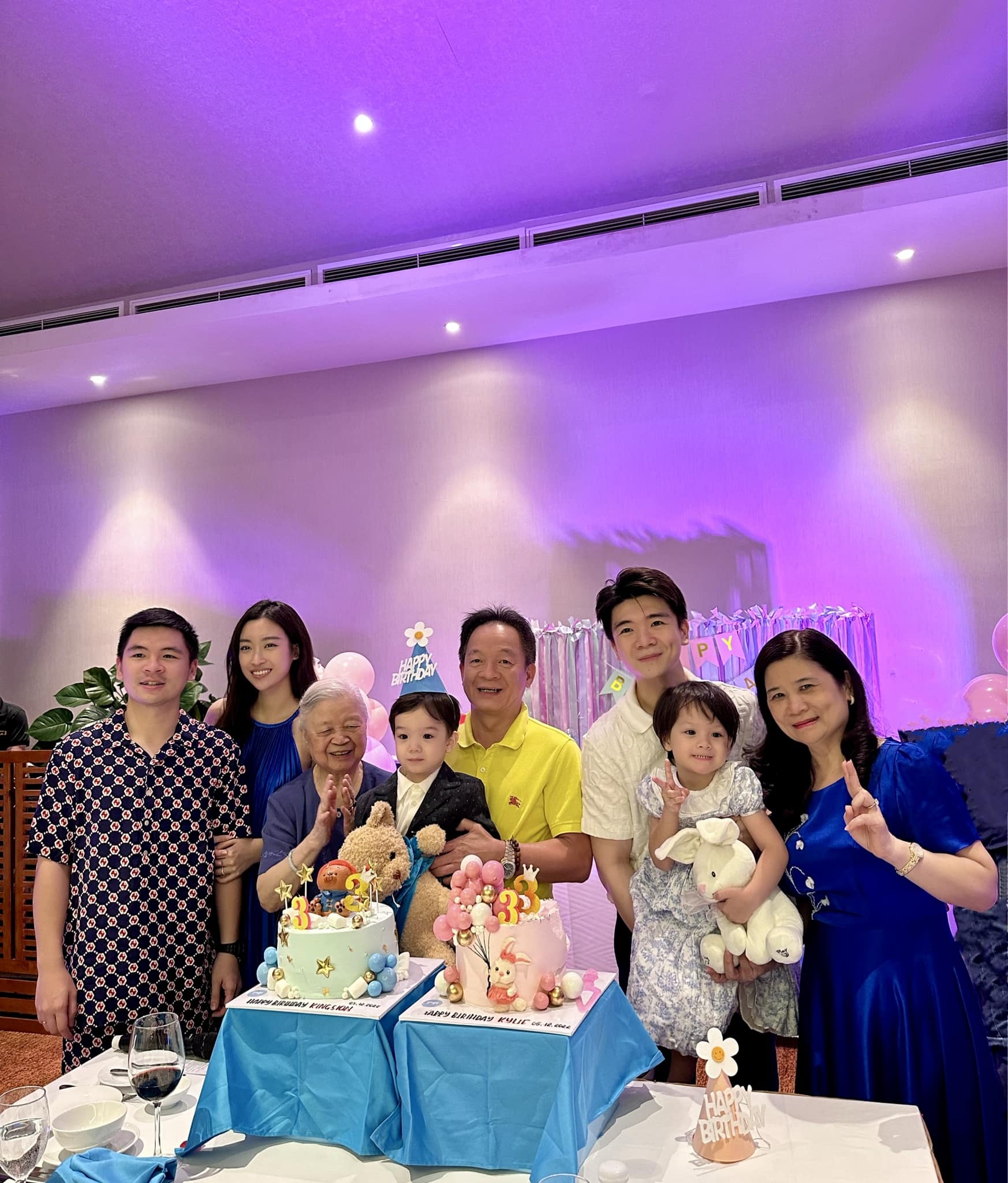 Hoa hậu Đỗ Mỹ Linh cùng gia đình chồng tổ chức sinh nhật cho cặp song sinh.