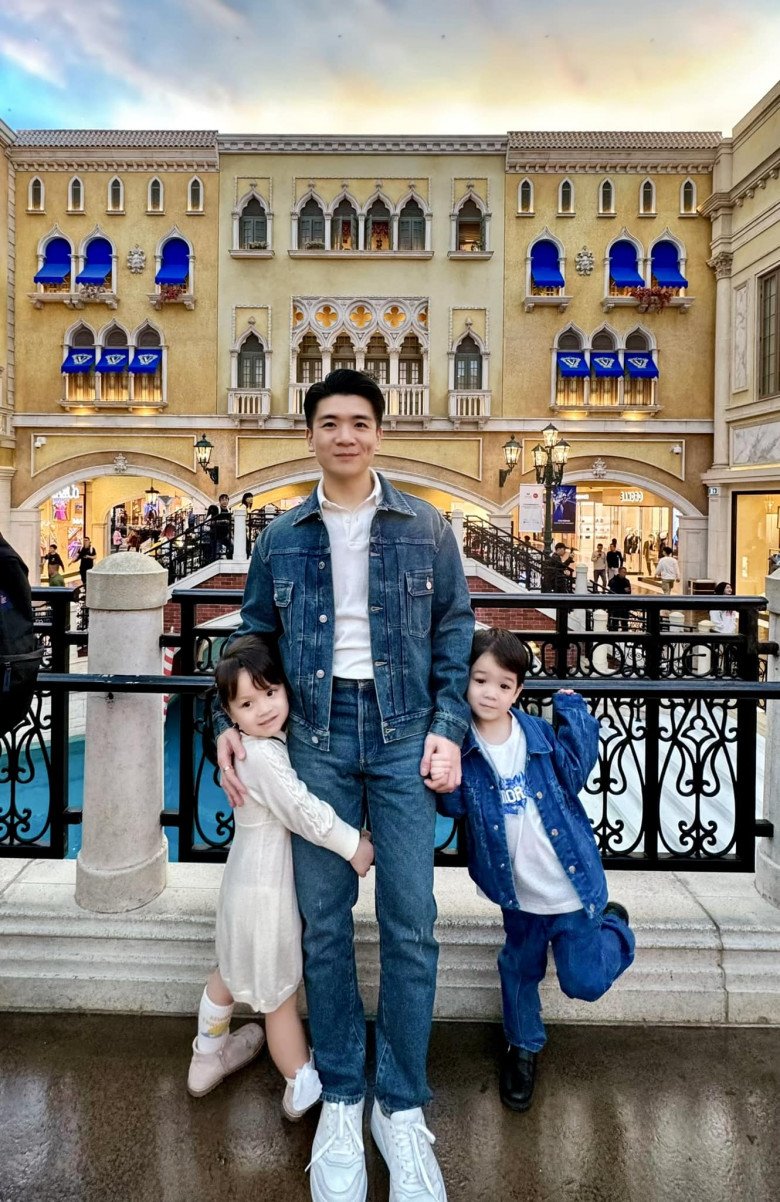 Trên trang cá nhân, anh chồng Đỗ Mỹ Linh thường xuyên chia sẻ cuộc sống đời thường bên 2 con nhỏ.
