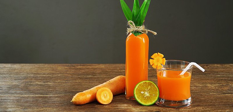 Trong cà rốt không chỉ chứa hàm lượng vitamin A cao mà còn giàu beta – carotene chuyển hóa thành vitamin A. Đây là một trong những vitamin cực kỳ quan trọng trong quá trình sản sinh hormone estrogen giúp điều hòa nội tiết tố nữ.
