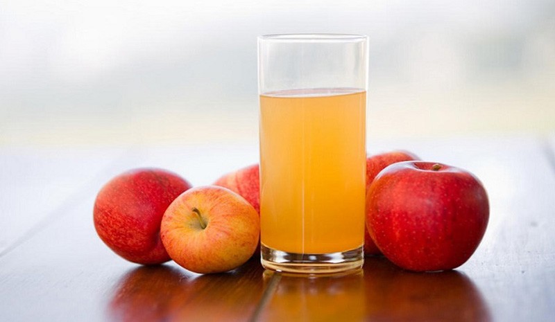 Uống một ly nước ép táo trong khẩu phần ăn hàng ngày sẽ giúp các chị em cung cấp chất xơ,lượng estrogen tự nhiên rất lớn giúp cải thiện nội tiết tố và có vóc dáng thon gọn. 
