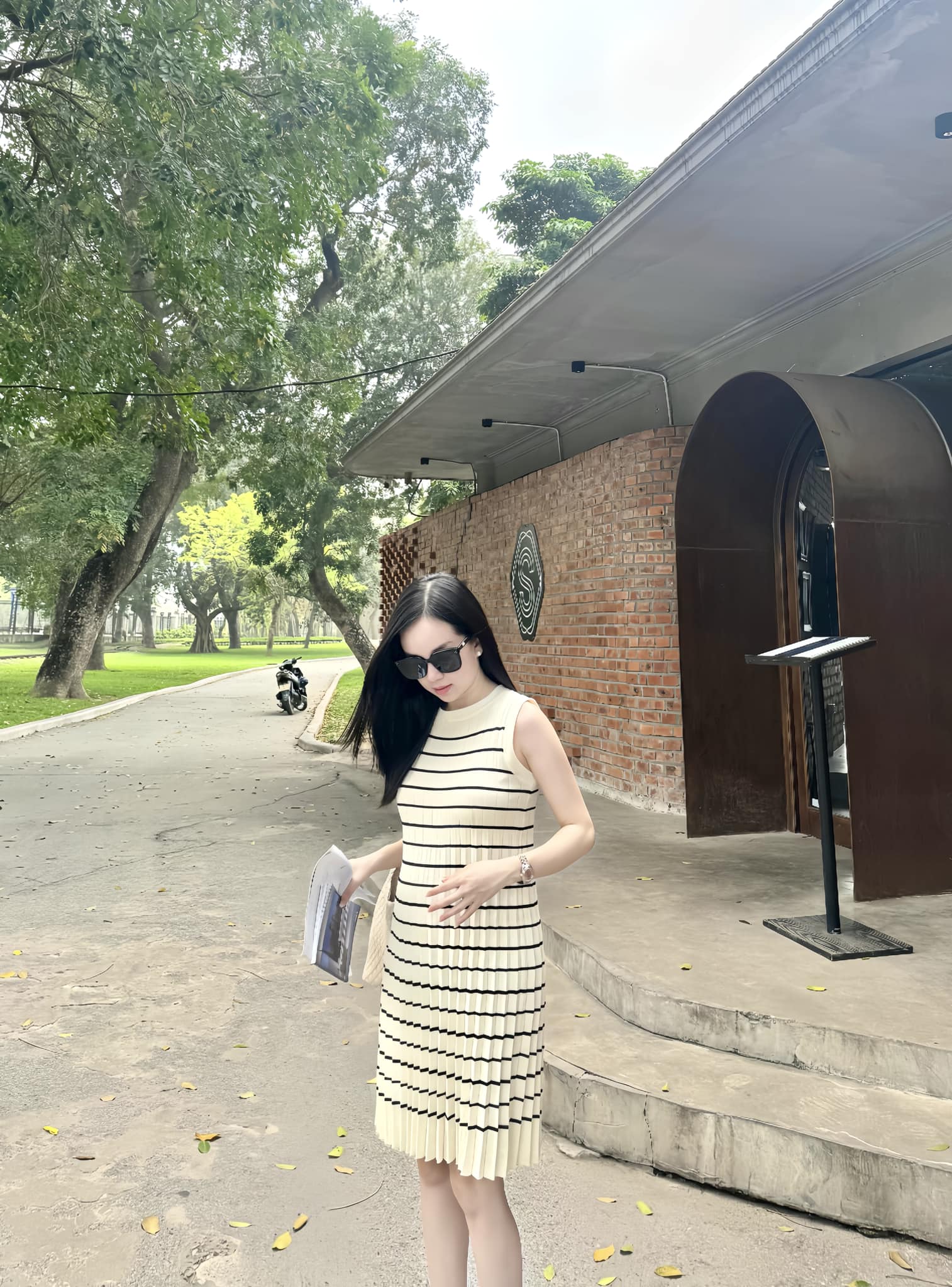 Ly Kute mang bầu lần 2 và cho biết bị nghén nặng mùi xe với xăng xe. 