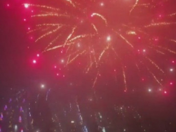 Người dân trải nghiệm màn bắn pháo hoa như đêm giao thừa