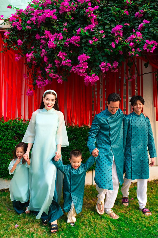 Cả gia đình nữ ca sĩ mặc áo dài cùng ton xanh trong dịp Tết nguyên đán 2024