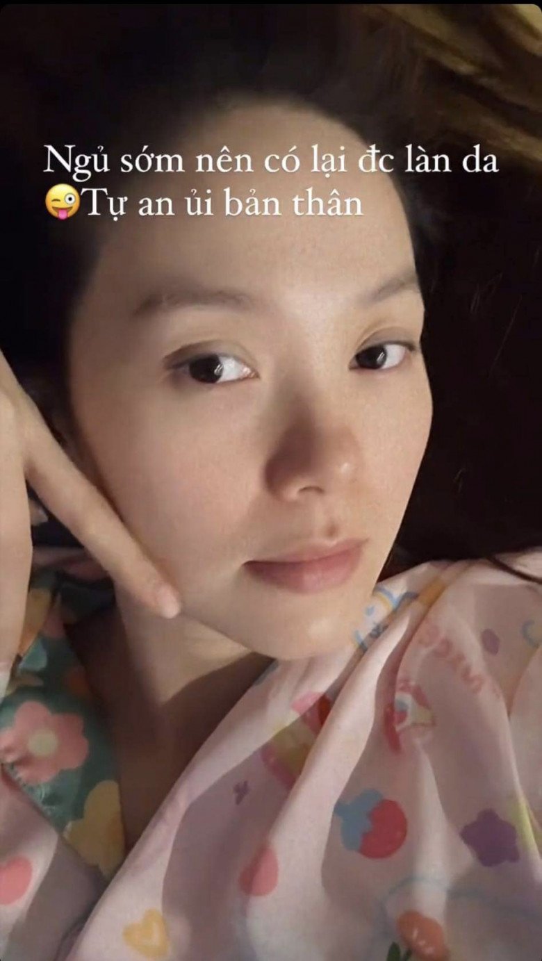 Theo hình ảnh mới được đăng tải, Minh Hằng đã tiết lộ việc ngủ sớm chính là bí quyết để phục hồi làn da khiến  khiến hội chị em bất ngờ.