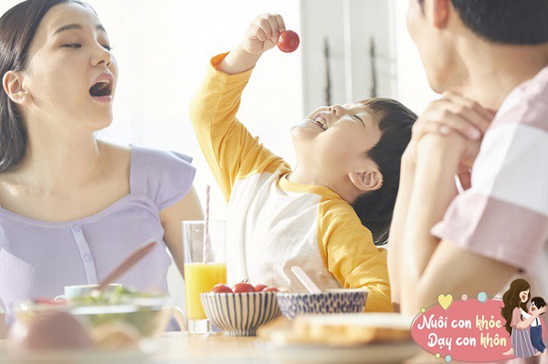 Trong bữa sáng, mẹ có thể cṓ gắng kḗt hợp nhiḕu loại thực phẩm khác nhau.