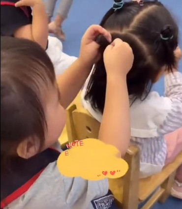 Bé gái 4 tuổi trổ tài khéo tay tết tóc cho các bạn học trong lớp, nhìn thành quả nhiều phụ huynh amp;#34;xấu hổamp;#34; - 1