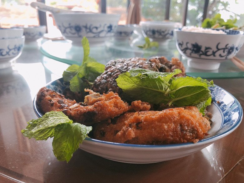 Khi đi xa, Hoàng Thùy Linh thổ lộ: Vừa về Sài Gòn đã nhớ bữa cơm của bố nấu. Có 2 món thân thuộc là trứng cá và trứng rán ngải cứu.