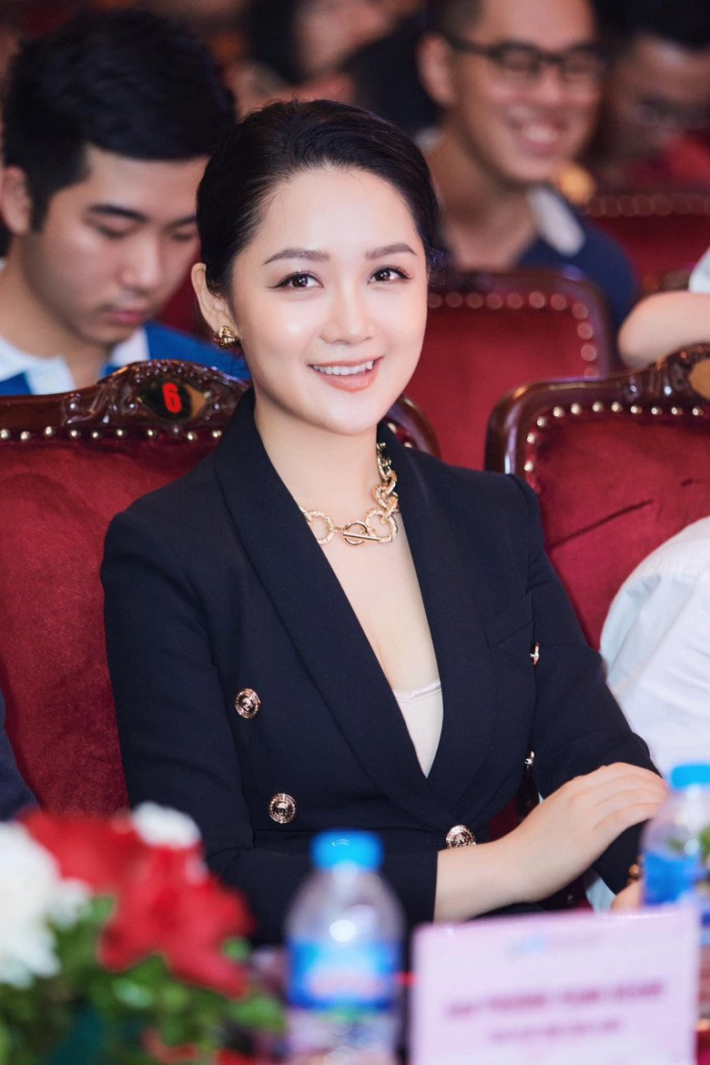 BTV Thời sự Thu Hà khoe ảnh thuở amp;#34;ô maiamp;#34;: Diện mạo ra sao mà Mai Phương Thúy, Quỳnh Nga trầm trồ? - 8
