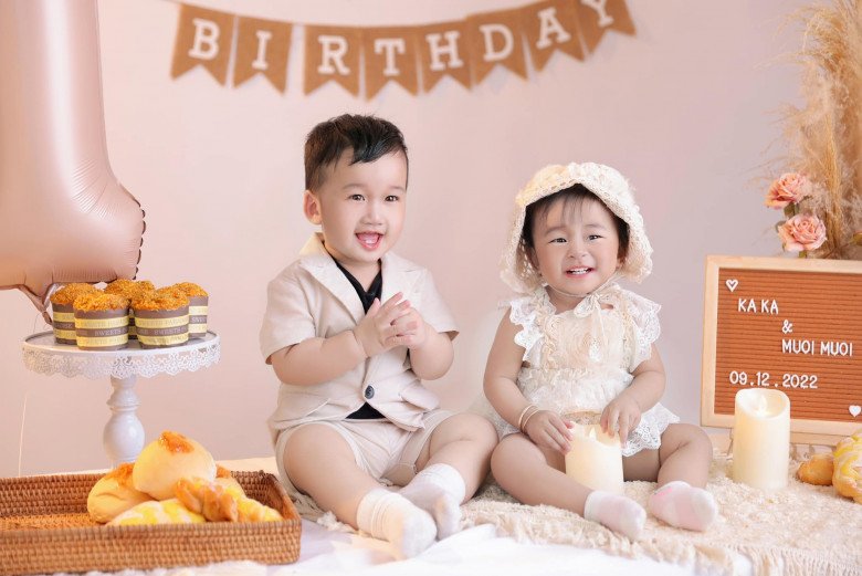 Hai con của Hà Trí Quang và Thanh Đoàn là 1 bé trai và 1 bé gái chào đời vào 9/12/2022 bằng phương pháp IVF tại Thái Lan. Theo anh, việc sinh con bằng thụ tinh trong ống nghiệm rất tốn kém, thậm chí lên tới hàng tỷ đồng nhưng con cái là vô giá nên bao nhiêu tiền cũng không đáng kể.
