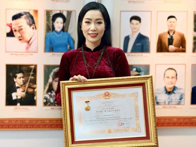Đầu năm 2024, Trịnh Kim Chi được phong tặng danh hiệu Nghệ sĩ Nhân dân, trở thành á hậu đầu tiên của Việt Nam được nhận danh hiệu này. Ngoài ra, cô còn giữ chức vụ Phó chủ tịch Hội Sân khấu TP.HCM.
 
