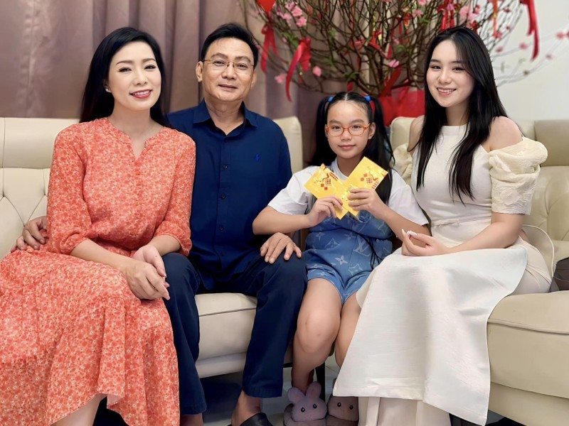 Sau hơn 20 năm bên nhau, vợ chồng Trịnh Kim Chi viên mãn bên 2 ái nữ. Được biết, con gái lớn đã vào đại học, còn nàng út đang học tiểu học. Nữ nghệ sĩ hạnh phúc vì 2 con đều ngoan ngoãn, giỏi giang.
 
