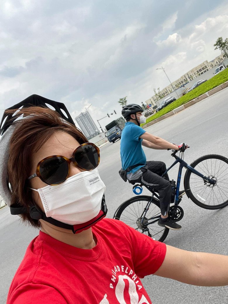 Diễm Quỳnh cùng ông xã đạp xe mỗi sáng như một cách để duy trì vóc dáng gọn gàng cùng vẻ tươi trẻ, tràn đầy sức sống.