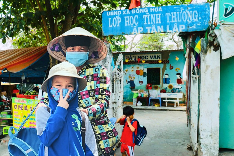 Lớp học của ông bà Tư: U90 vẫn chống gậy cầm phấn, miệt mài gieo chữ cho trẻ em nghèo - 2