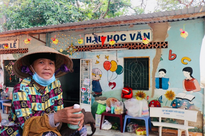 Lớp học của ông bà Tư: U90 vẫn chống gậy cầm phấn, miệt mài gieo chữ cho trẻ em nghèo - 5