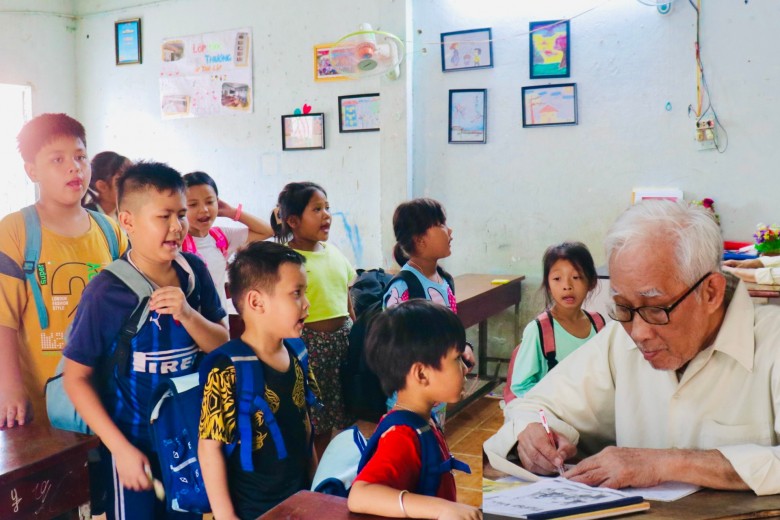 Lớp học của ông bà Tư: U90 vẫn chống gậy cầm phấn, miệt mài gieo chữ cho trẻ em nghèo - 1