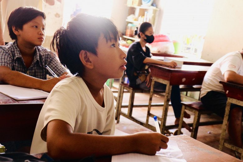Lớp học của ông bà Tư: U90 vẫn chống gậy cầm phấn, miệt mài gieo chữ cho trẻ em nghèo - 6