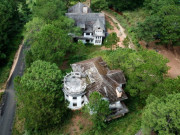 Tin tức - Choáng với loạt dinh thự "khủng" hàng trăm tỷ bị bỏ hoang nhiều năm, có căn gắn với câu chuyện kỳ bí