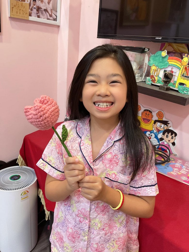 Trước đó, cô bé đã tự tay làm một số sản phẩm thủ công rất khéo léo.