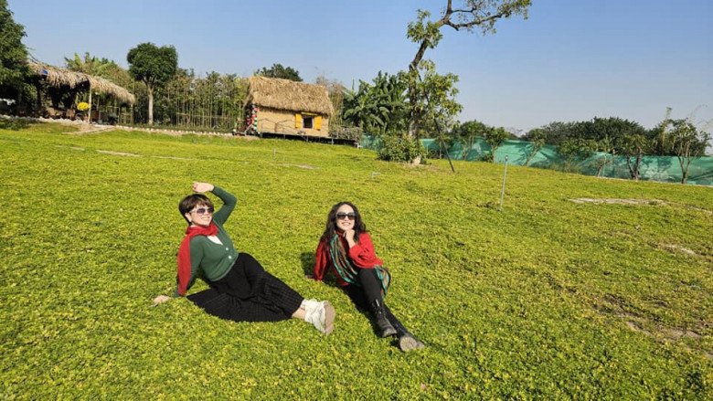 Nghệ sĩ Ngọc Huyền cũng cùng những người bạn say sưa sống ảo trên những thảm cỏ, đống rơm hay những rặng trúc thẳng tắp ở nhà Tú Oanh.