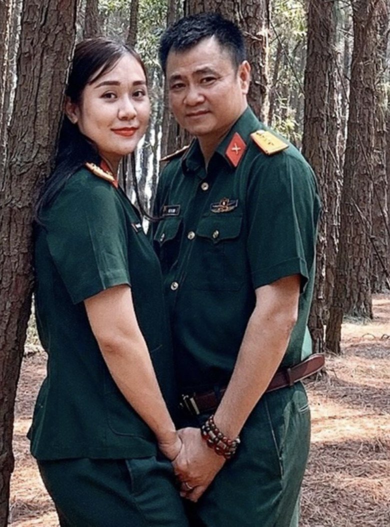 Cùng là chiến sĩ quân đội nhân dân Việt Nam (Tự Long mang quân hàm Đại tá) và cùng đam mê nghệ thuật nên cả hai có sự thấu hiểu, chia sẻ và lắng nghe.