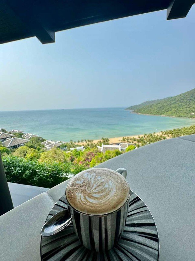 Vợ chồng Lâm Chí Dĩnh uống cà phê, ăn phở tại Đà Nẵng - 1