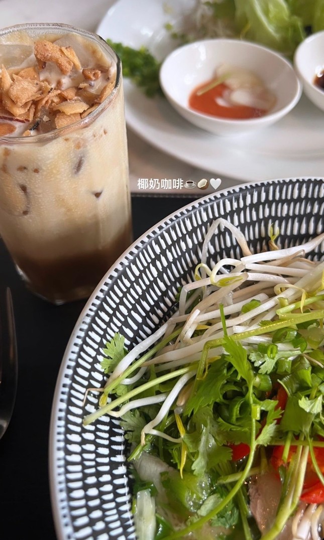 “Chào buổi sáng”, “Ở Việt Nam” - Lâm Chí Dĩnh chia sẻ hình ảnh với fan trong chuyến du lịch đến Việt Nam. Ảnh: Weibo/@kellymermaidchen.