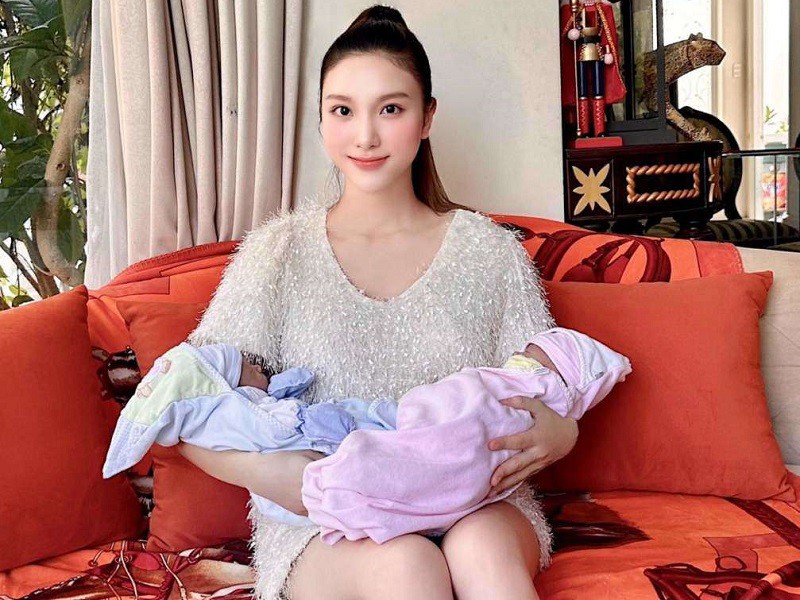 Sau khi sinh con, Hạnh Sino đăng tải hình ảnh đang bế 2 em bé khiến ai nấy xuýt xoa trước nhan sắc ngọt ngào, tươi tắn không khác gì thời con gái của nữ ca sĩ. 
